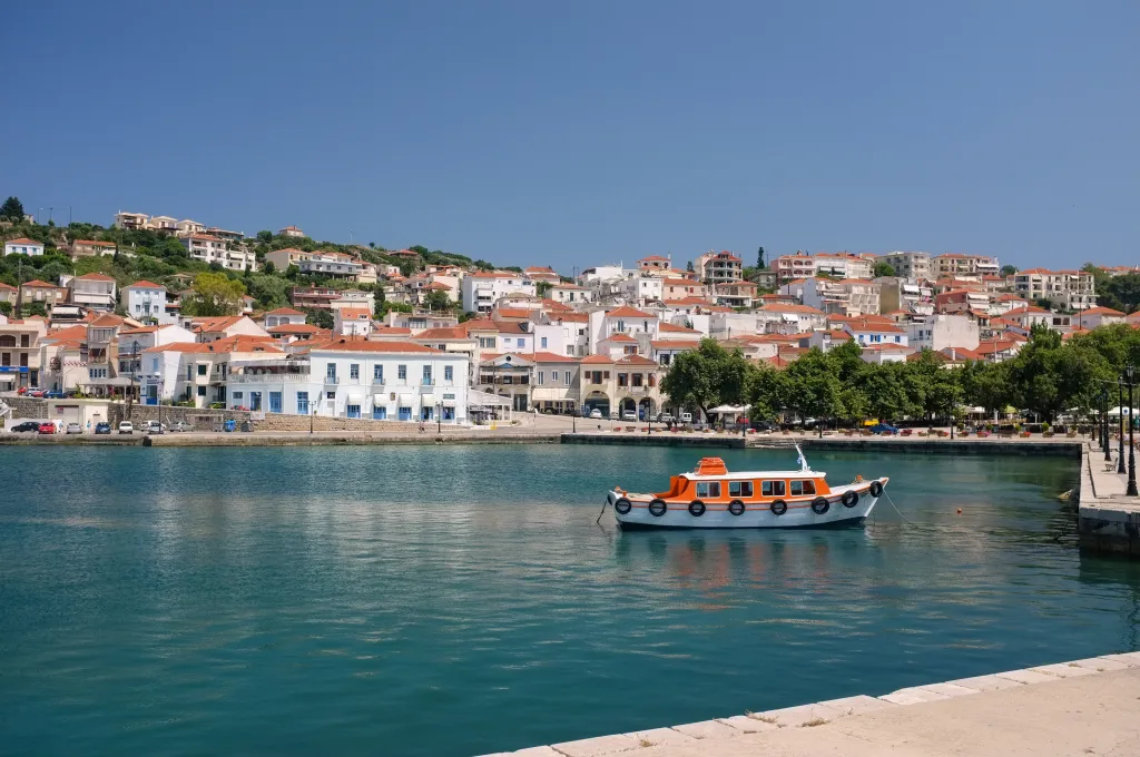 Το λιμάνι της Πύλου με σκάφος στον κόλπο του Ναυαρίνου